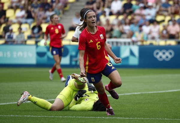 Reporter: Bonmati has been training with her teammates before the game. She is recovered and ready to play.