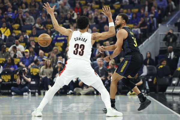 Curry wears Li-Ning during games! This is the first non-UA shoe he has worn in a game since leaving UA!